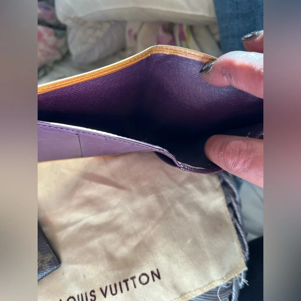 Authentic Louis Vuitton Men’s epi wallet - Picture 6 of 7